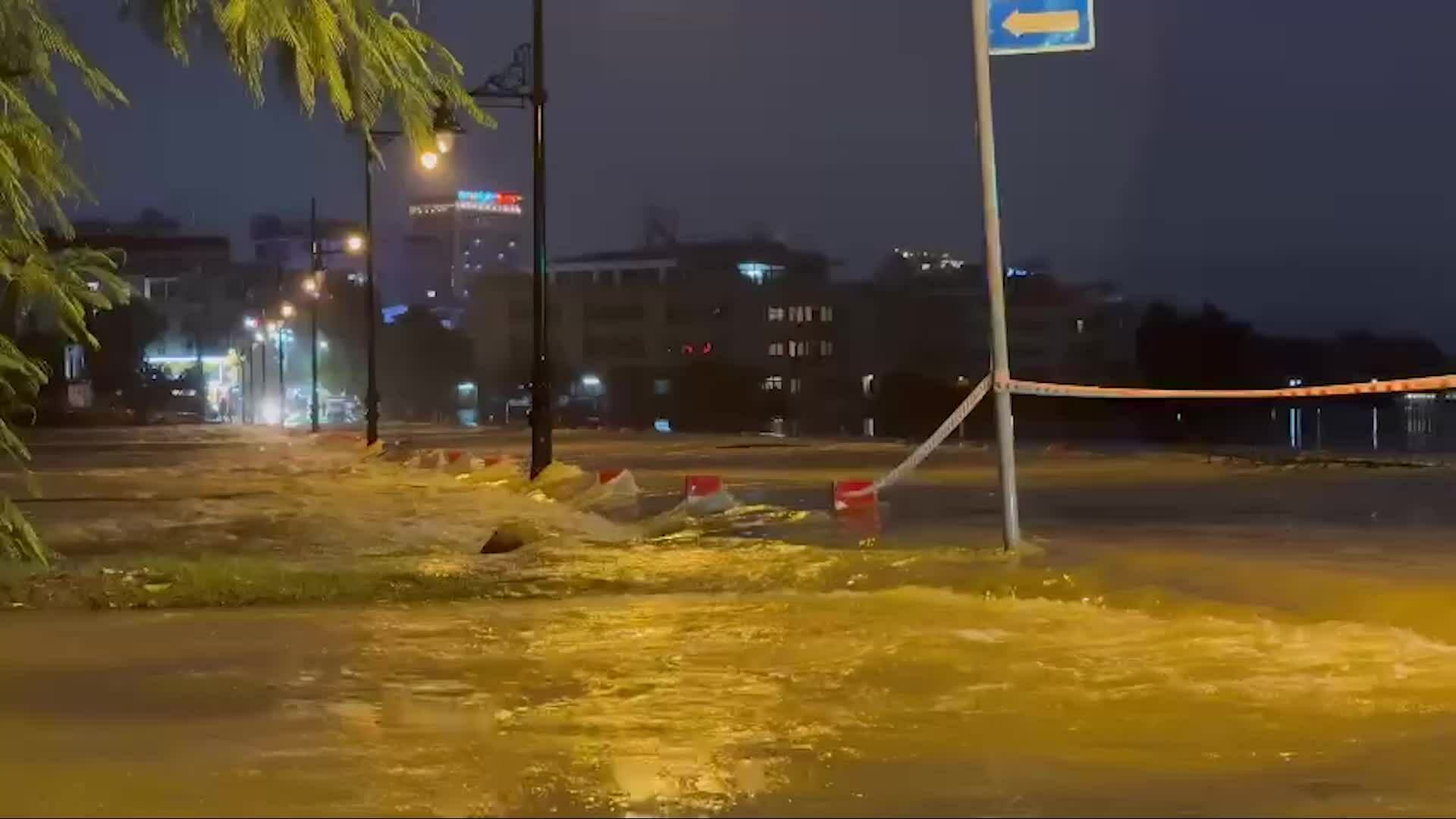 TP Huế ngập lụt người dân dùng ghe đi lại