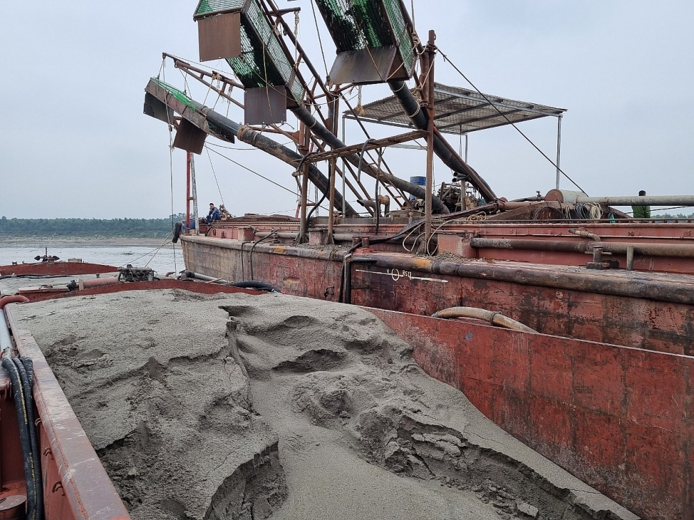 Ba Vì (Hà Nội): Phát hiện 2 tàu có dấu hiệu khai thác cát trái phép thuộc địa phận xã Cổ Đô